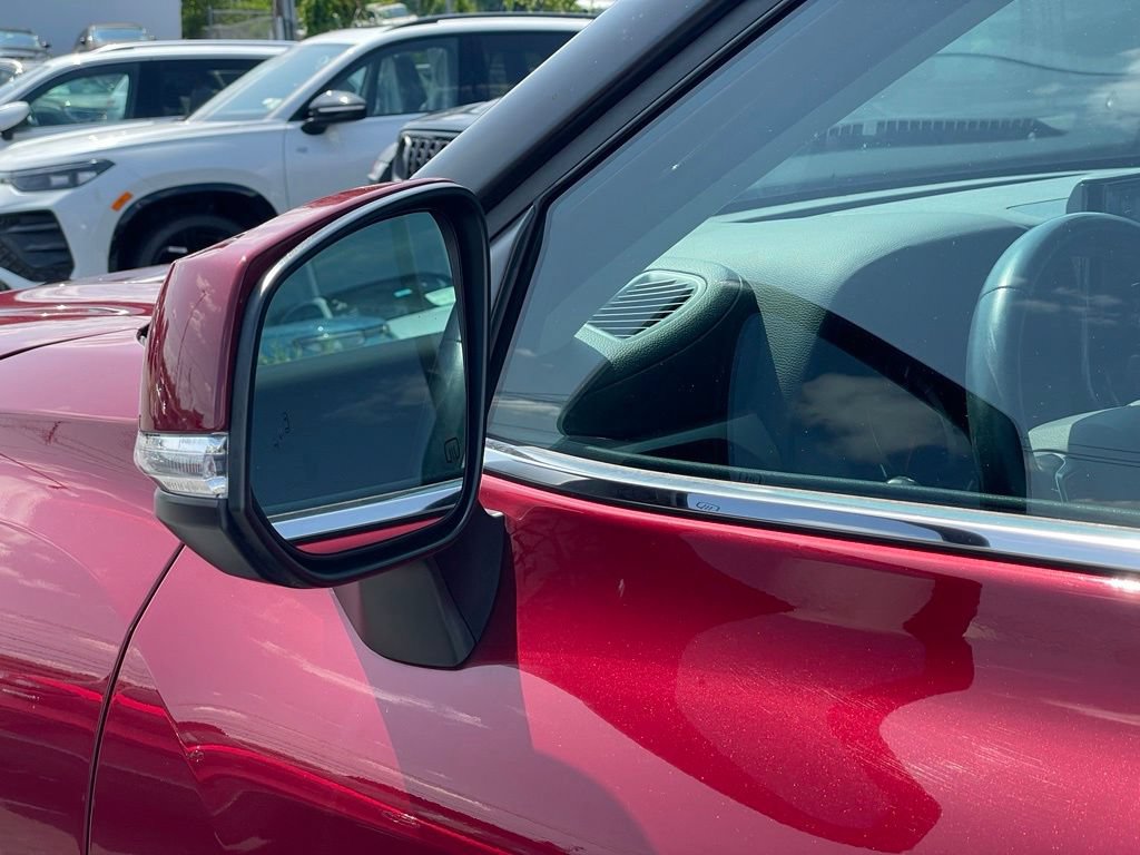 Used 2020 Toyota Highlander LE AWD/4WD image 28