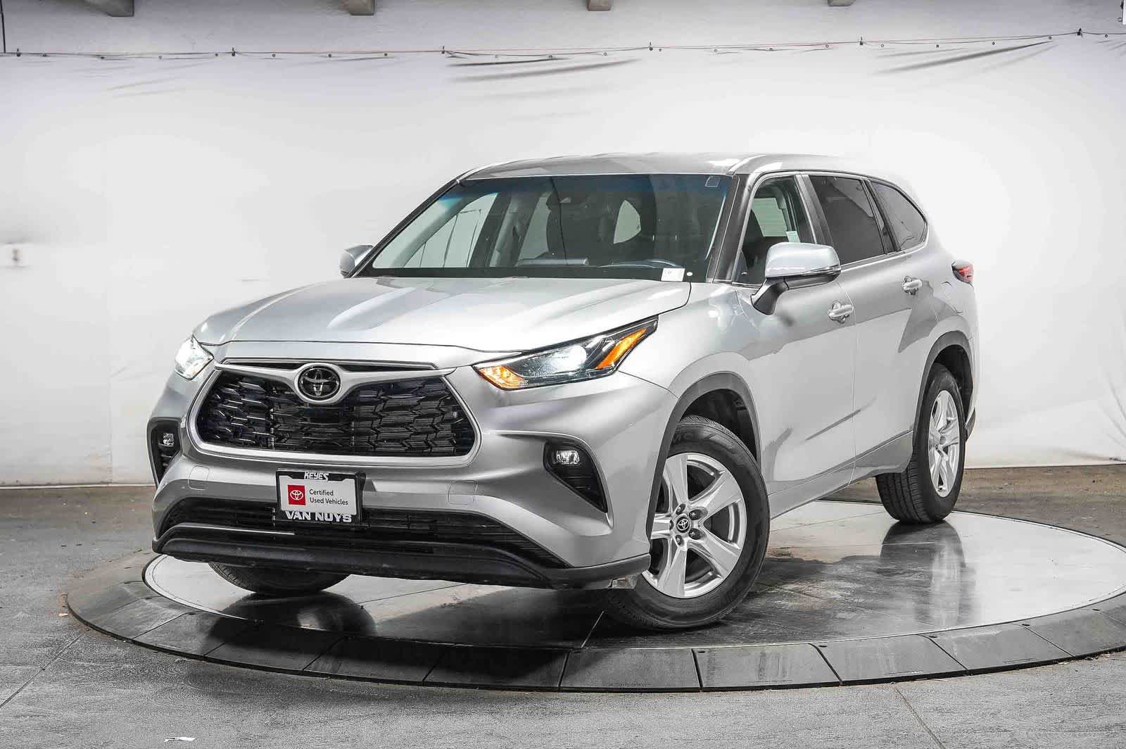 Used 2025 Toyota Highlander LE FWD video 1