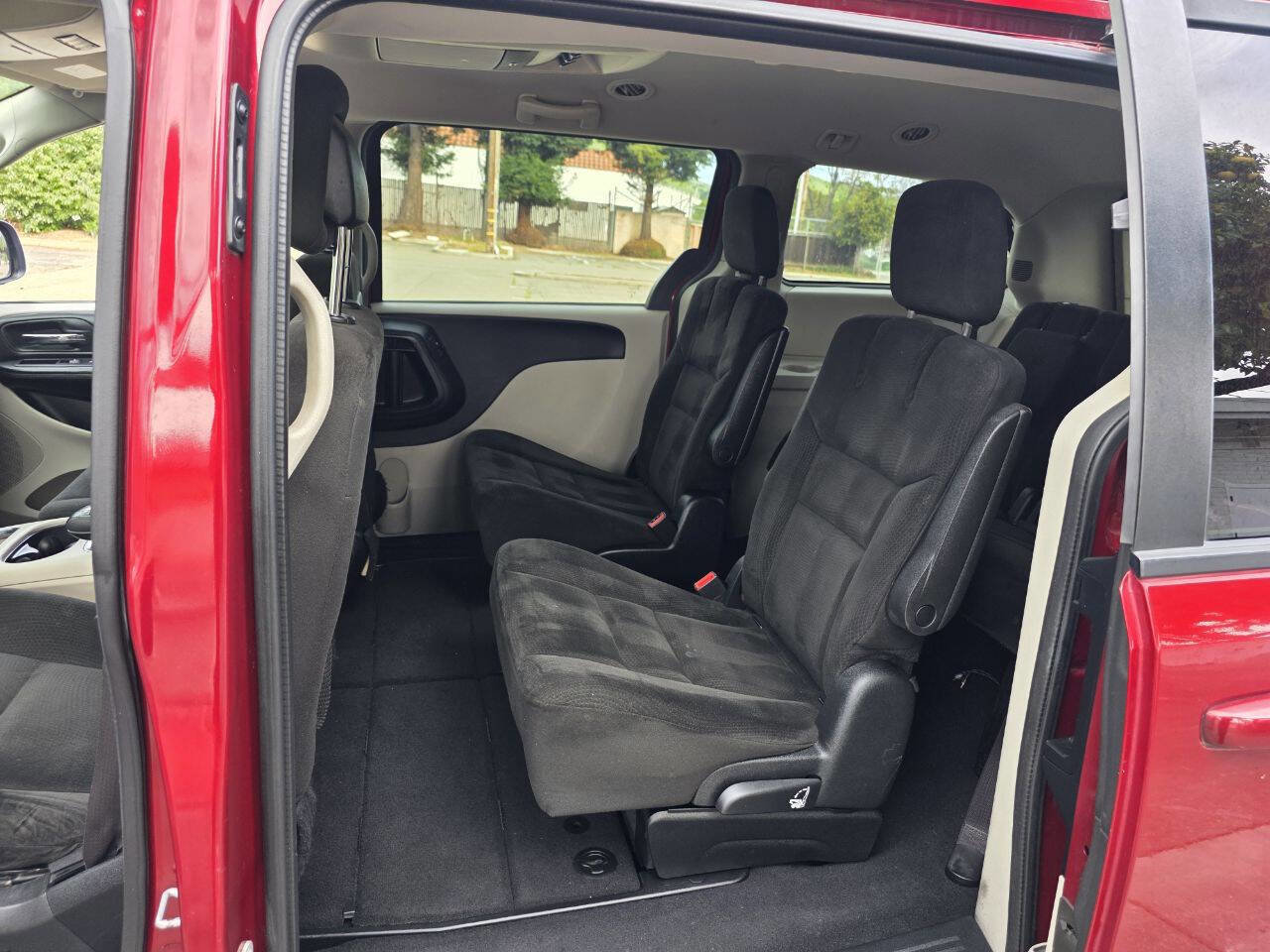 Used 2015 Dodge Grand Caravan SXT image 11