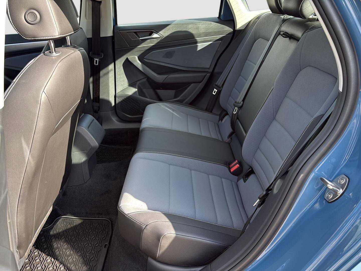 Used 2025 Volkswagen Jetta SE w/ Sunroof Package image 21