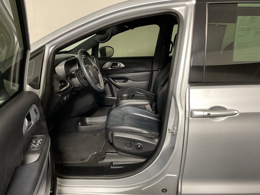 Used 2022 Chrysler Pacifica Touring-L w/ Uconnect Theater Family Group image 23