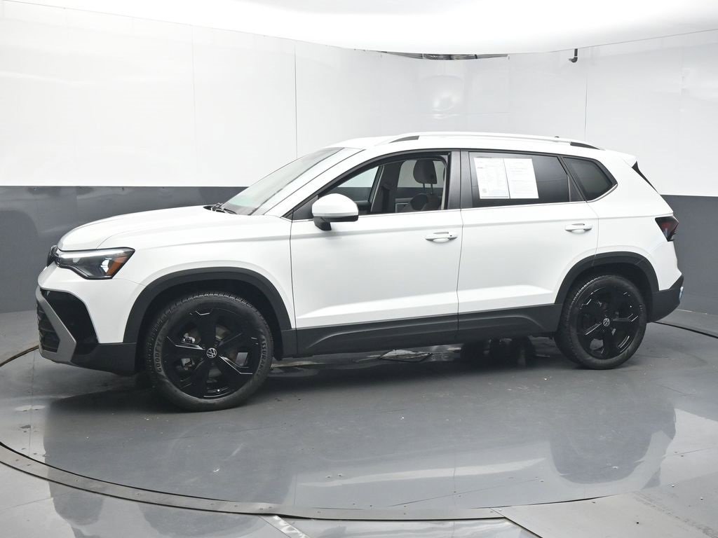 Used 2025 Volkswagen Taos SE image 4