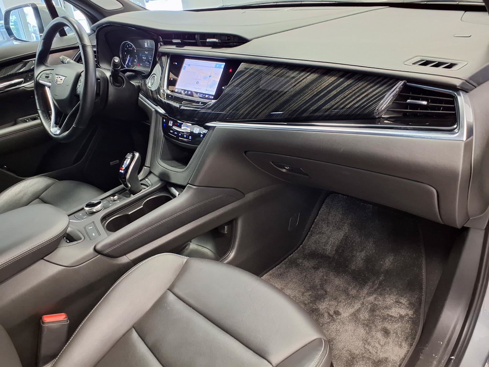 Certified 2025 Cadillac XT6 Premium Luxury FWD image 9
