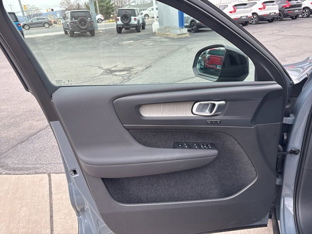 Certified 2023 Volvo XC40 B5 Plus w/ Driver Assist Package AWD/4WD image 17