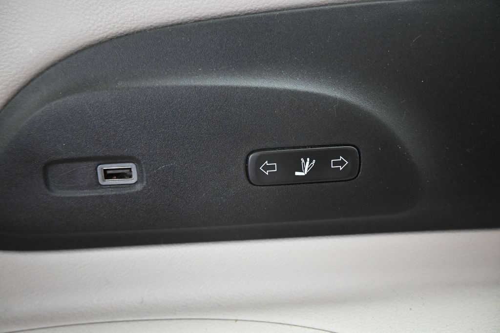 Used 2024 Chrysler Pacifica Limited w/ Uconnect Theater Family Group FWD image 30