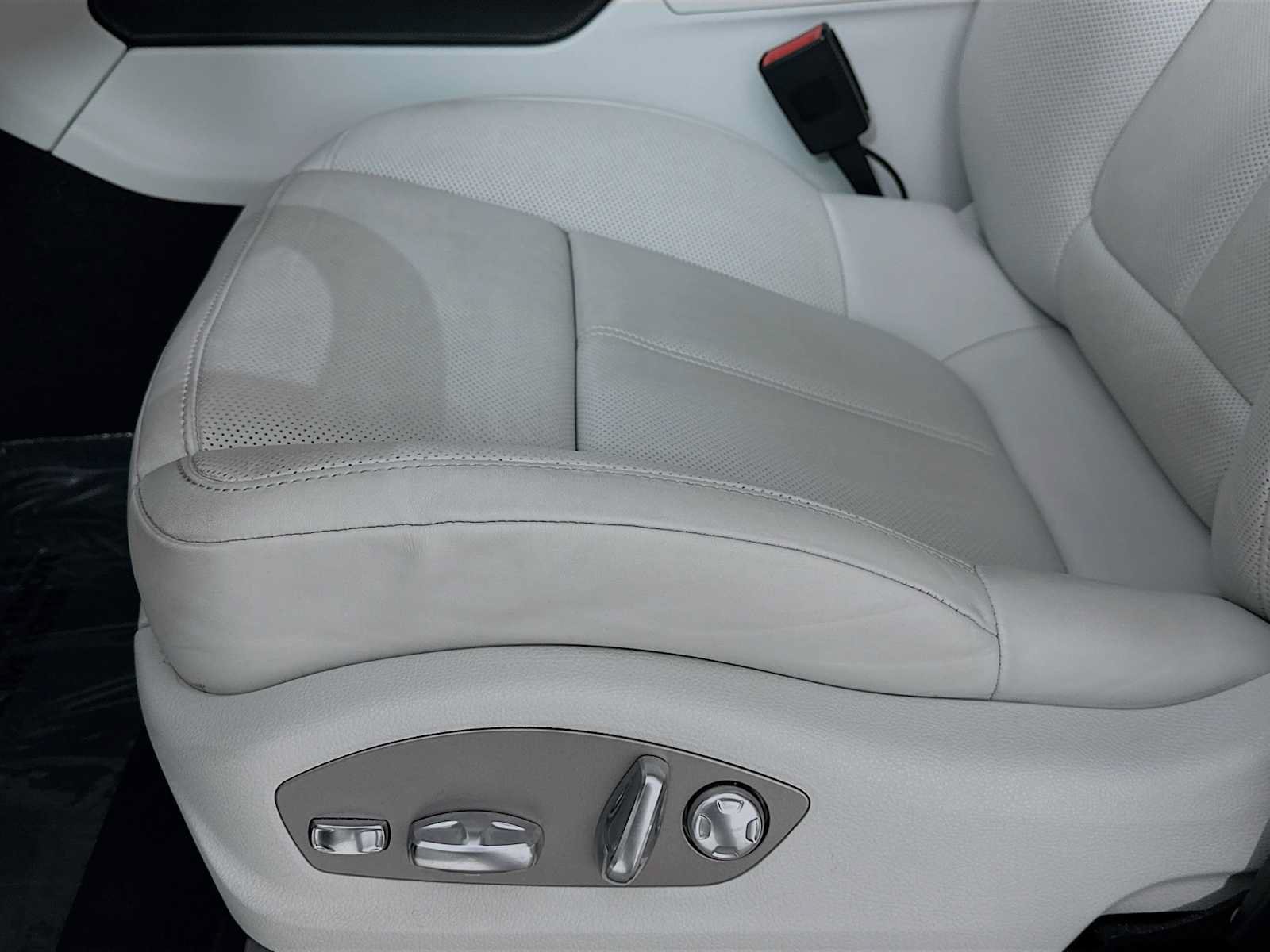 Certified 2026 Porsche Macan AWD/4WD image 12