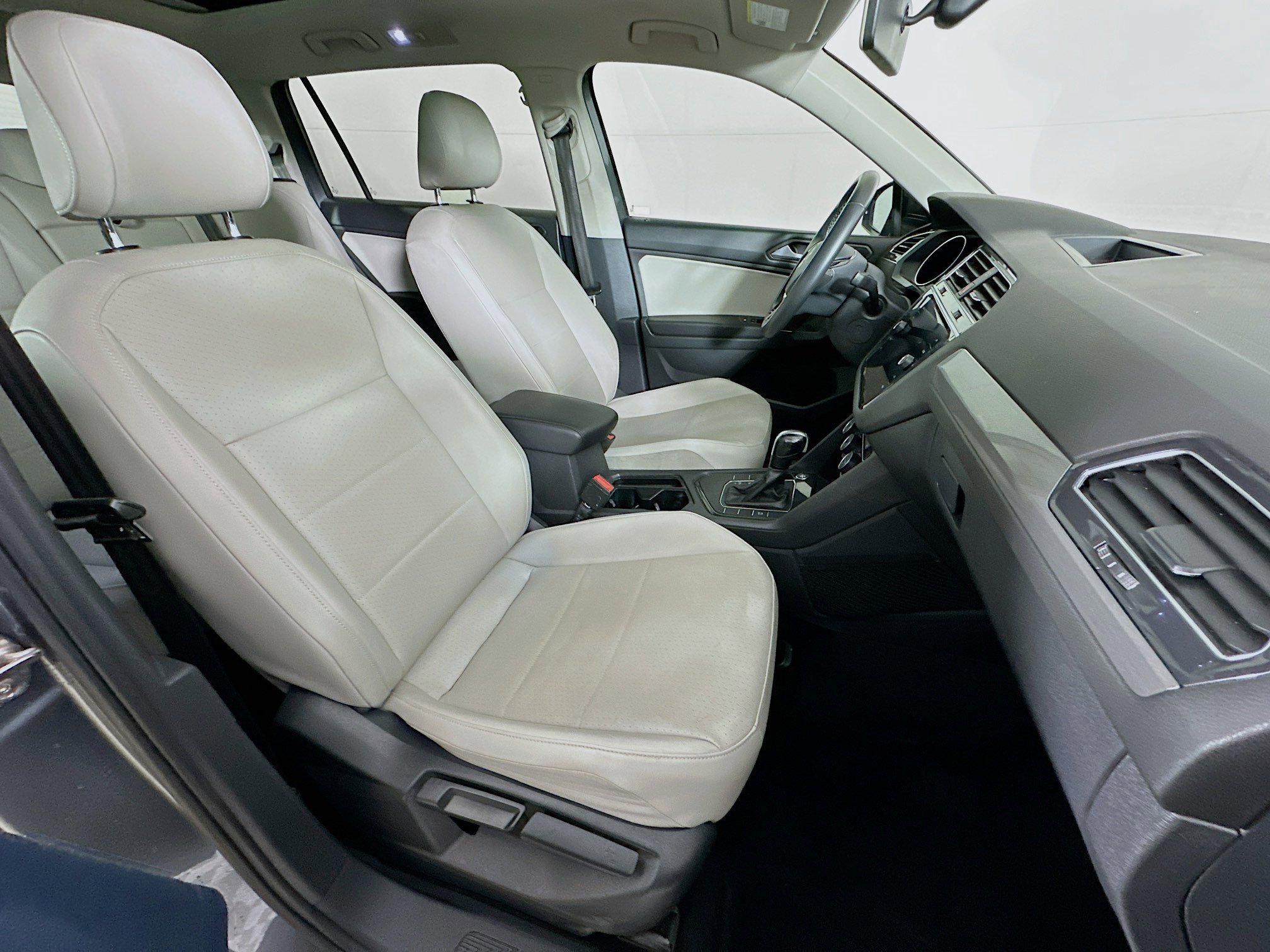 Used 2020 Volkswagen Tiguan SE w/ Panoramic Sunroof Package FWD image 31