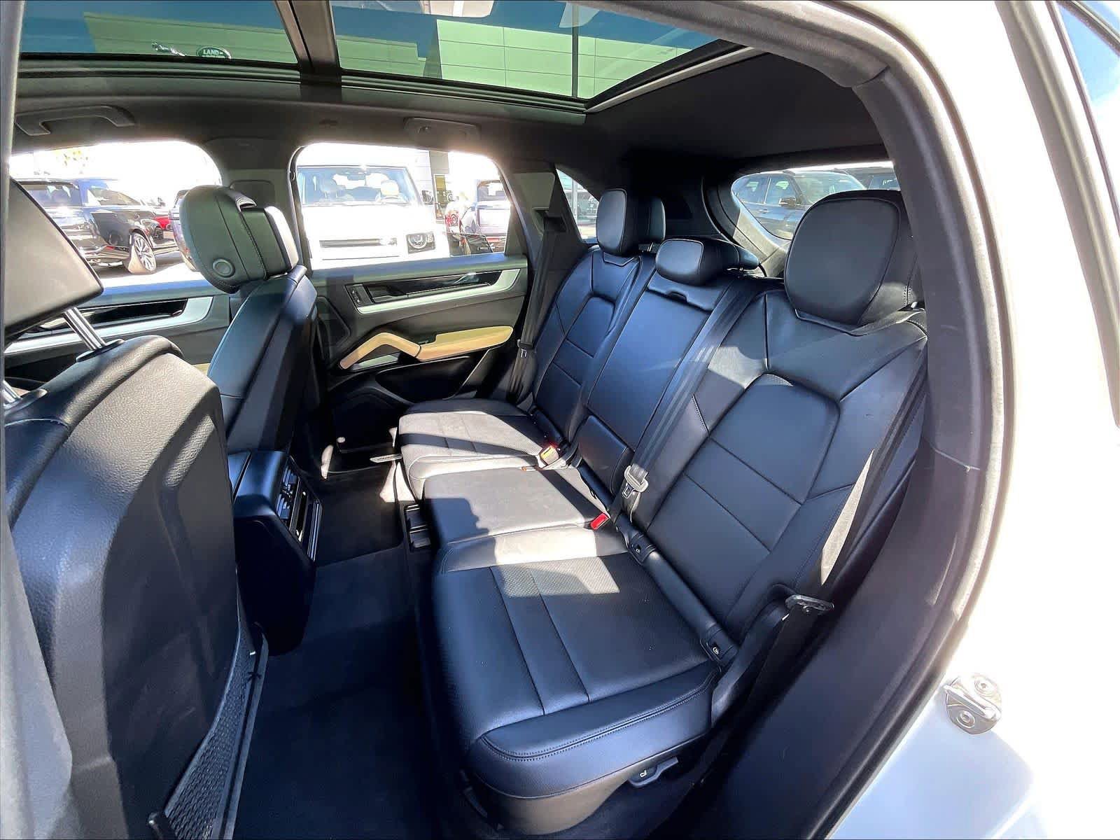 Used 2024 Porsche Cayenne AWD/4WD image 26
