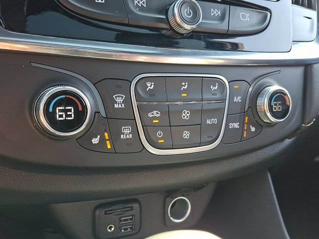 Used 2023 Chevrolet Traverse LT w/ LT Premium Package FWD image 17