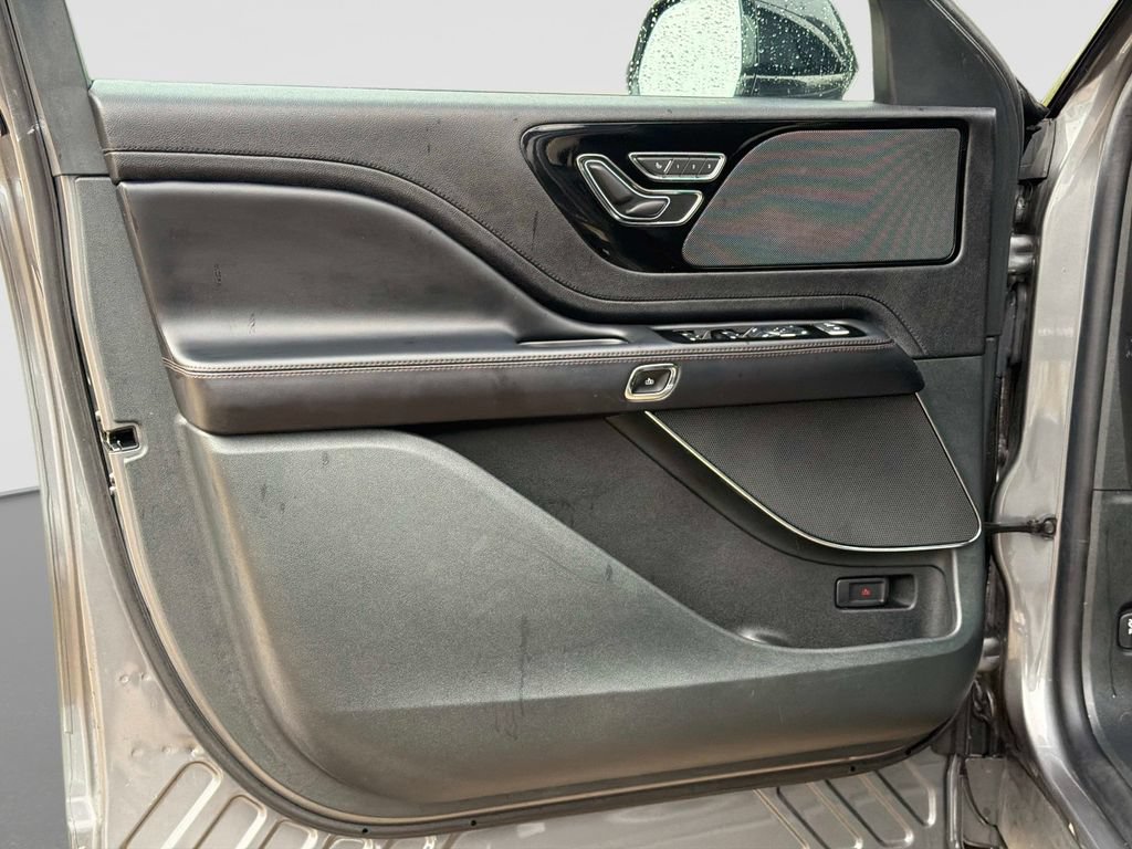 Used 2023 Lincoln Aviator AWD w/ Premium Package image 19