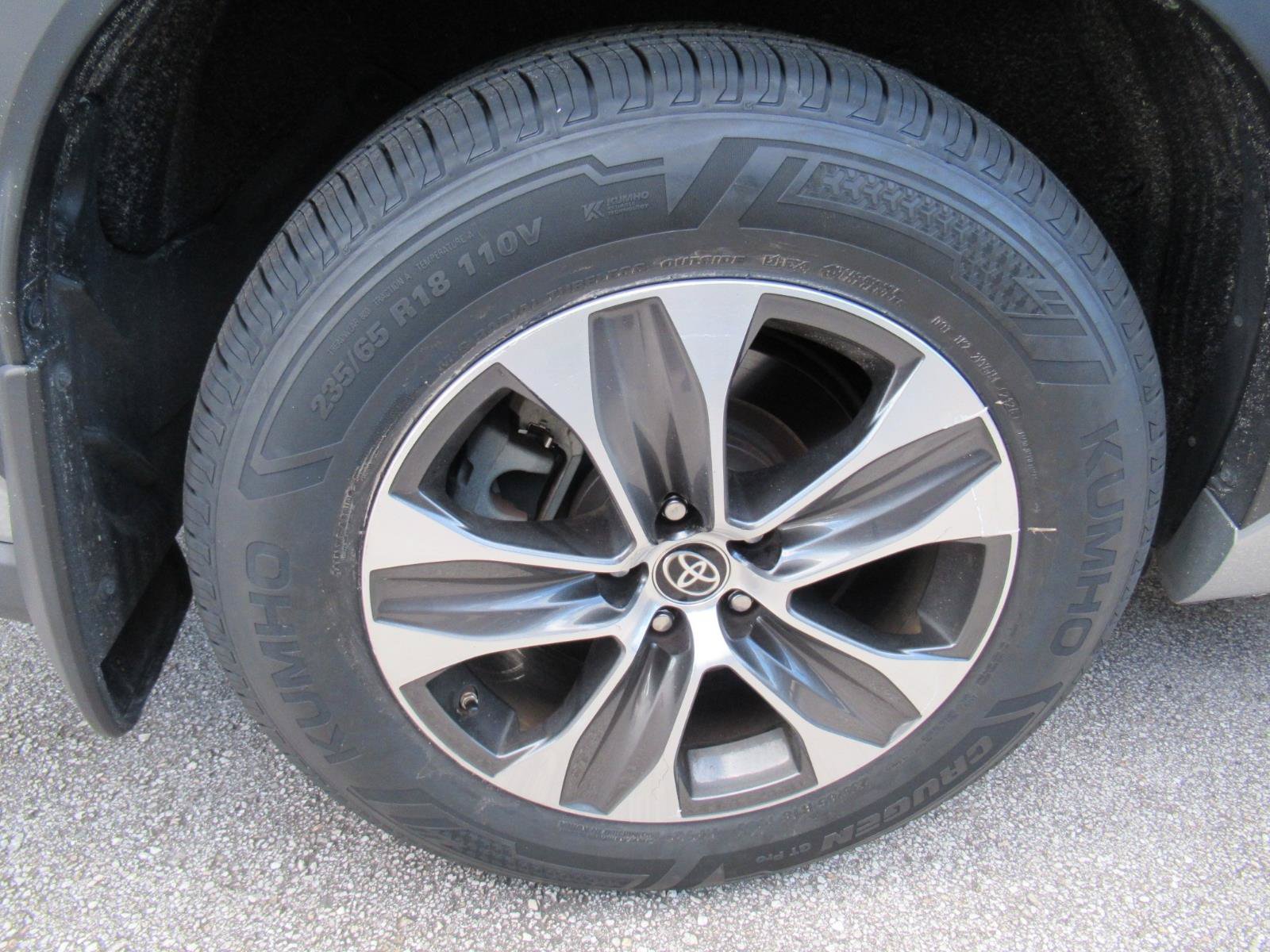 Used 2023 Toyota Highlander XLE FWD image 9