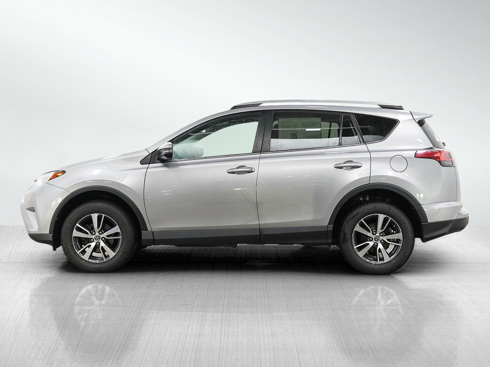 Used 2016 Toyota RAV4 XLE AWD/4WD image 2