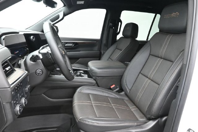Used 2025 Chevrolet Tahoe High Country AWD/4WD image 24