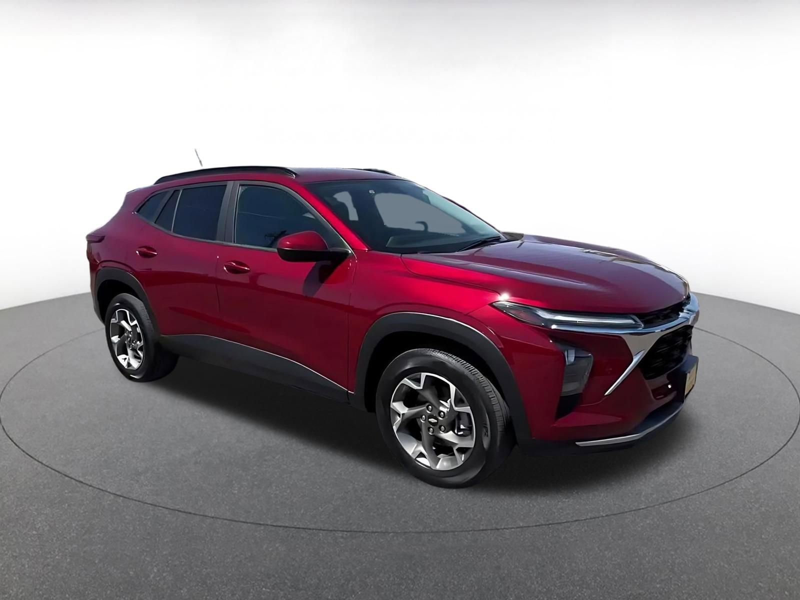 Used 2025 Chevrolet Trax LT FWD image 2