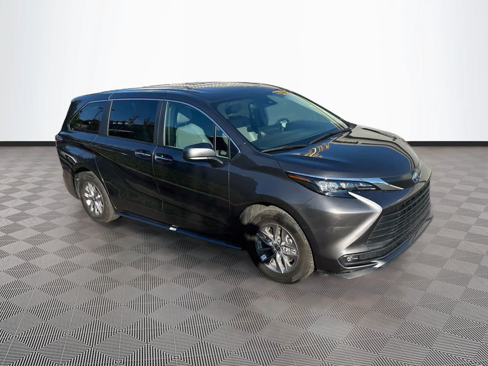 Used 2025 Toyota Sienna XLE AWD/4WD image 3