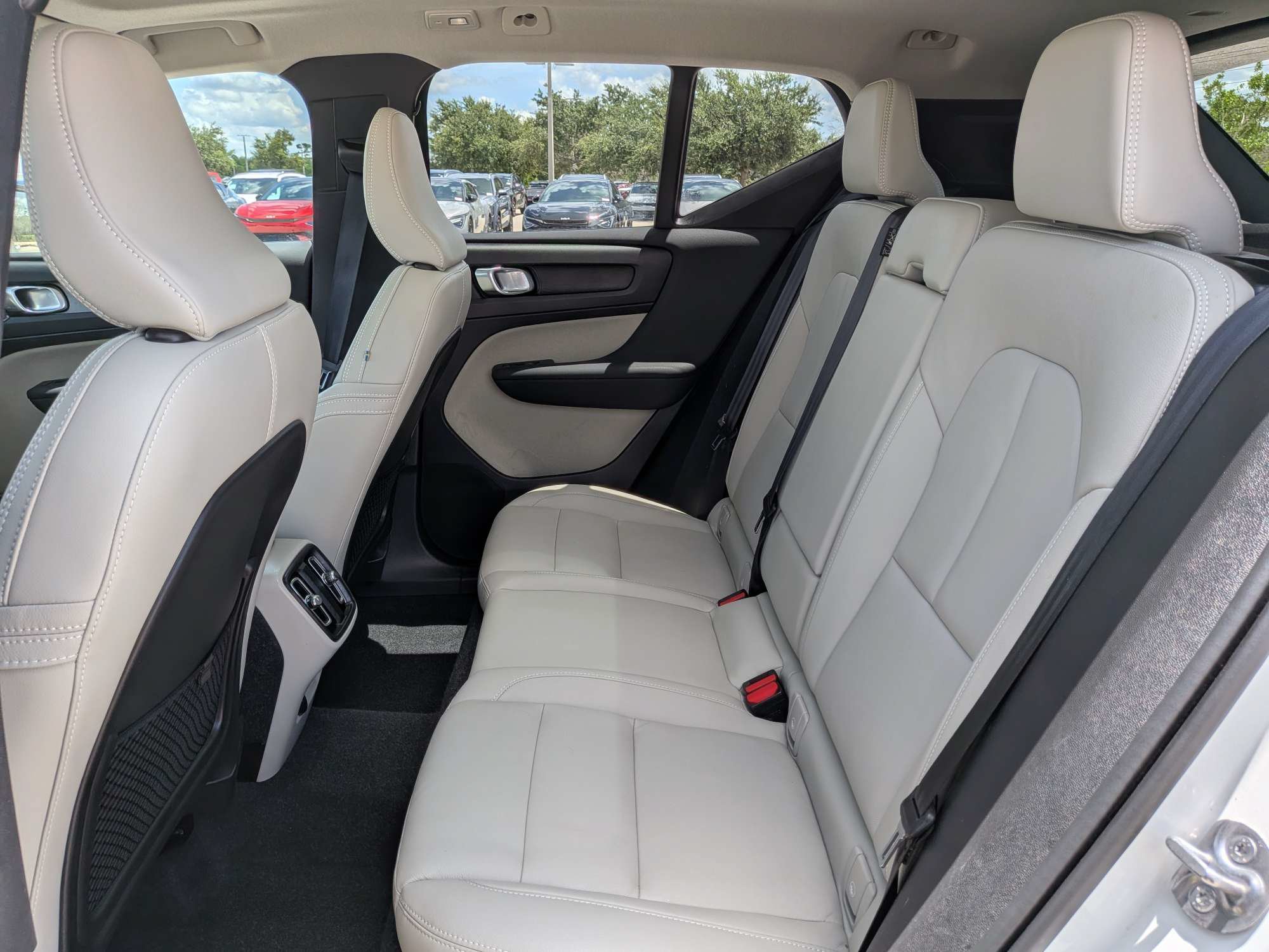 Used 2024 Volvo XC40 B5 Ultimate w/ Protection Package Premier AWD/4WD image 17