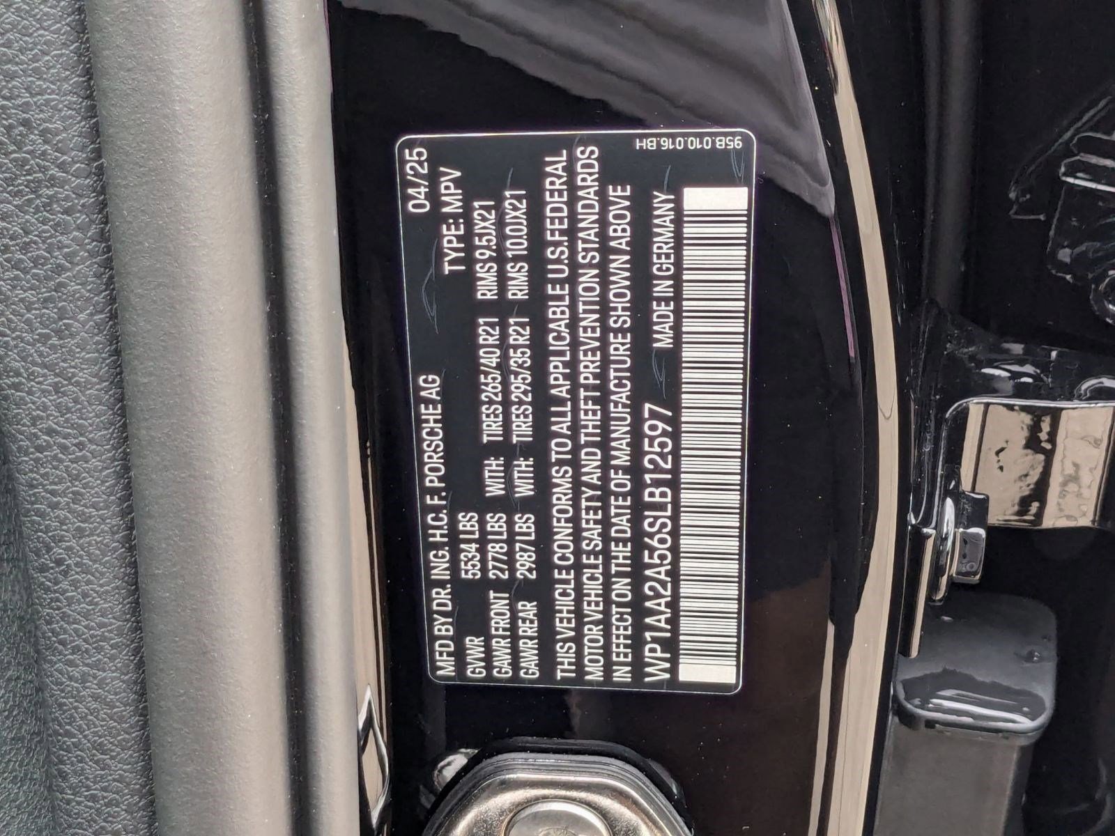 Certified 2025 Porsche Macan image 30