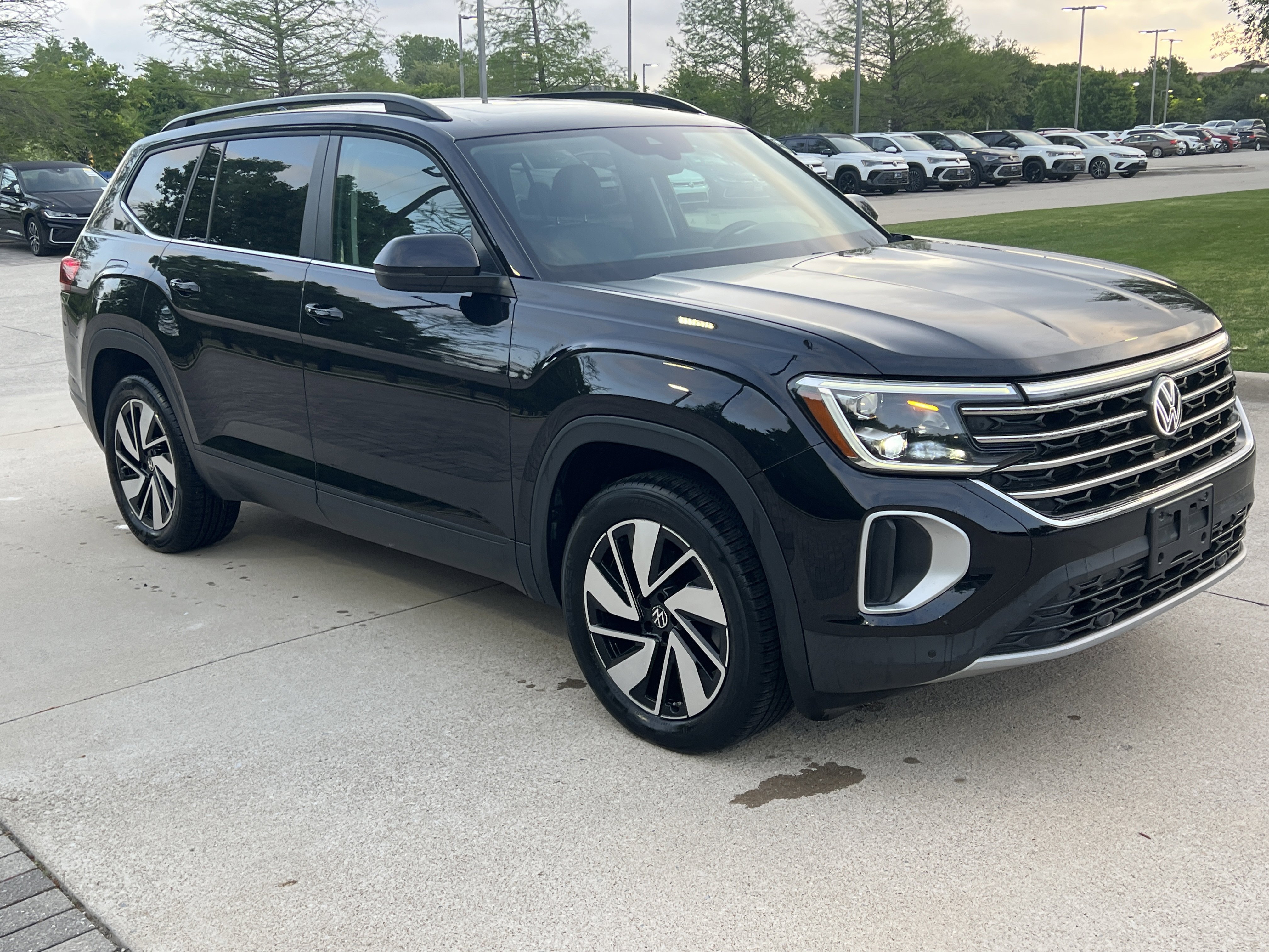 Certified 2024 Volkswagen Atlas SE FWD image 2
