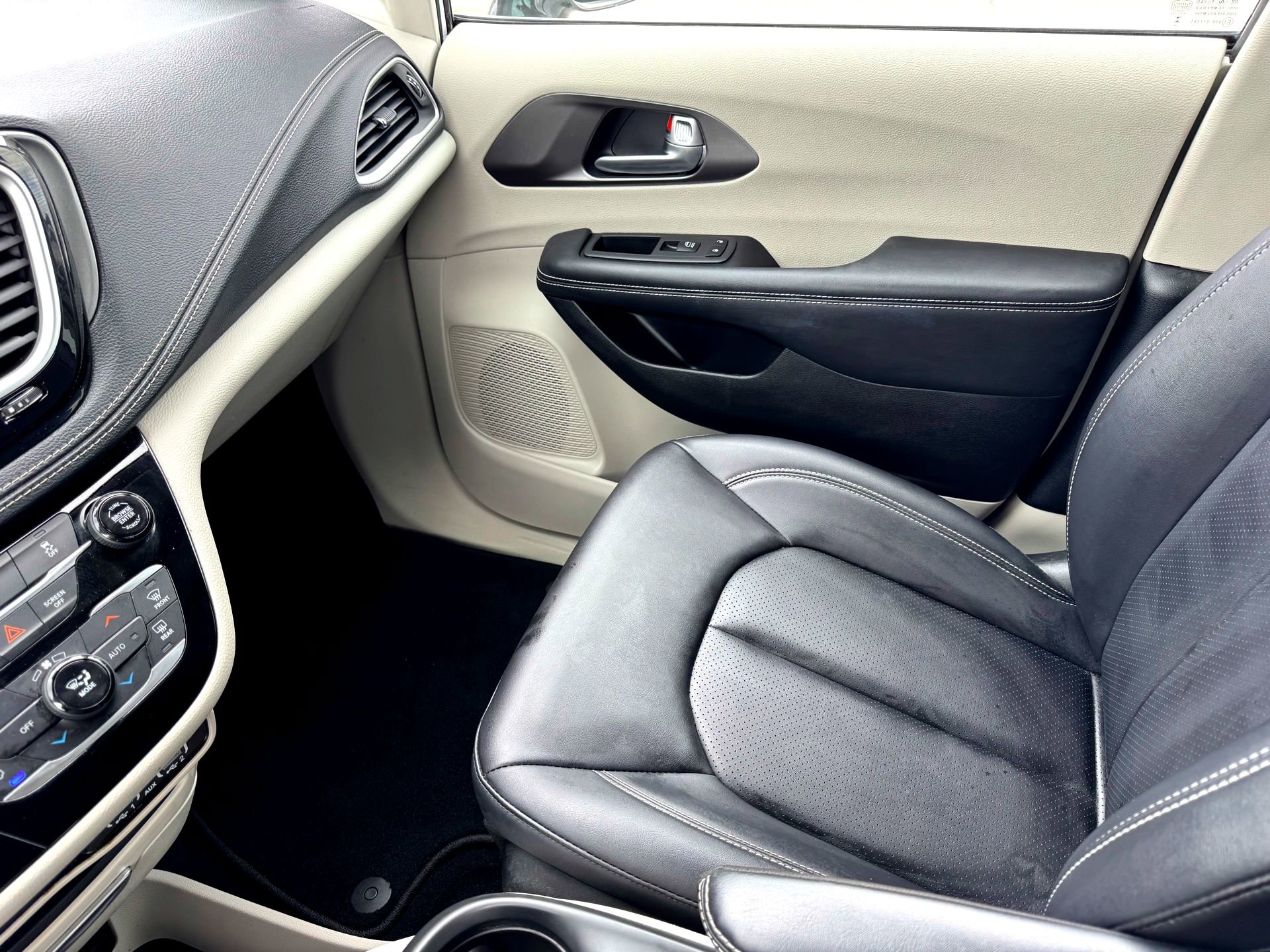 Used 2024 Chrysler Pacifica Select image 32