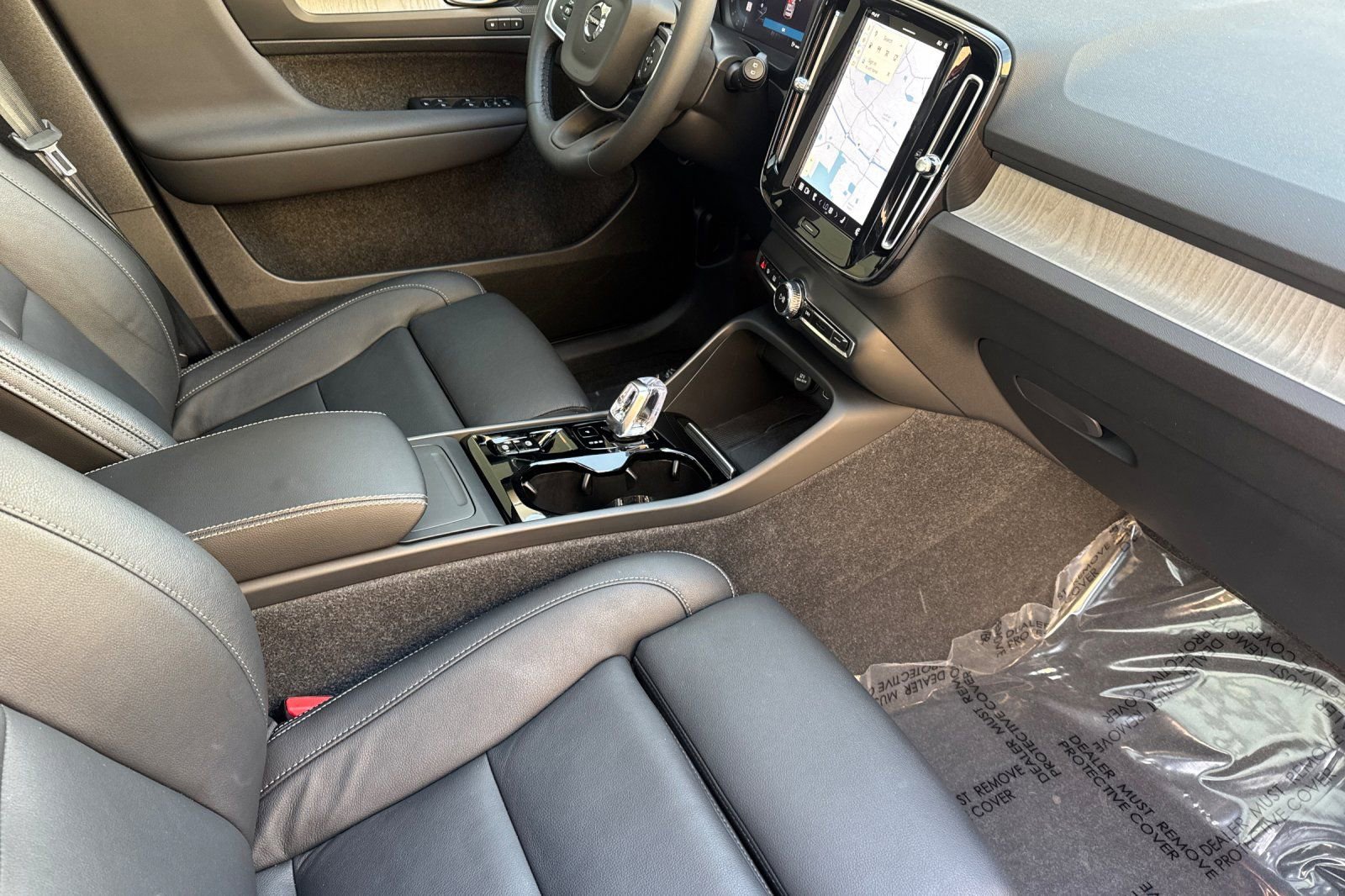 Used 2024 Volvo XC40 B5 Plus w/ Climate Package image 17