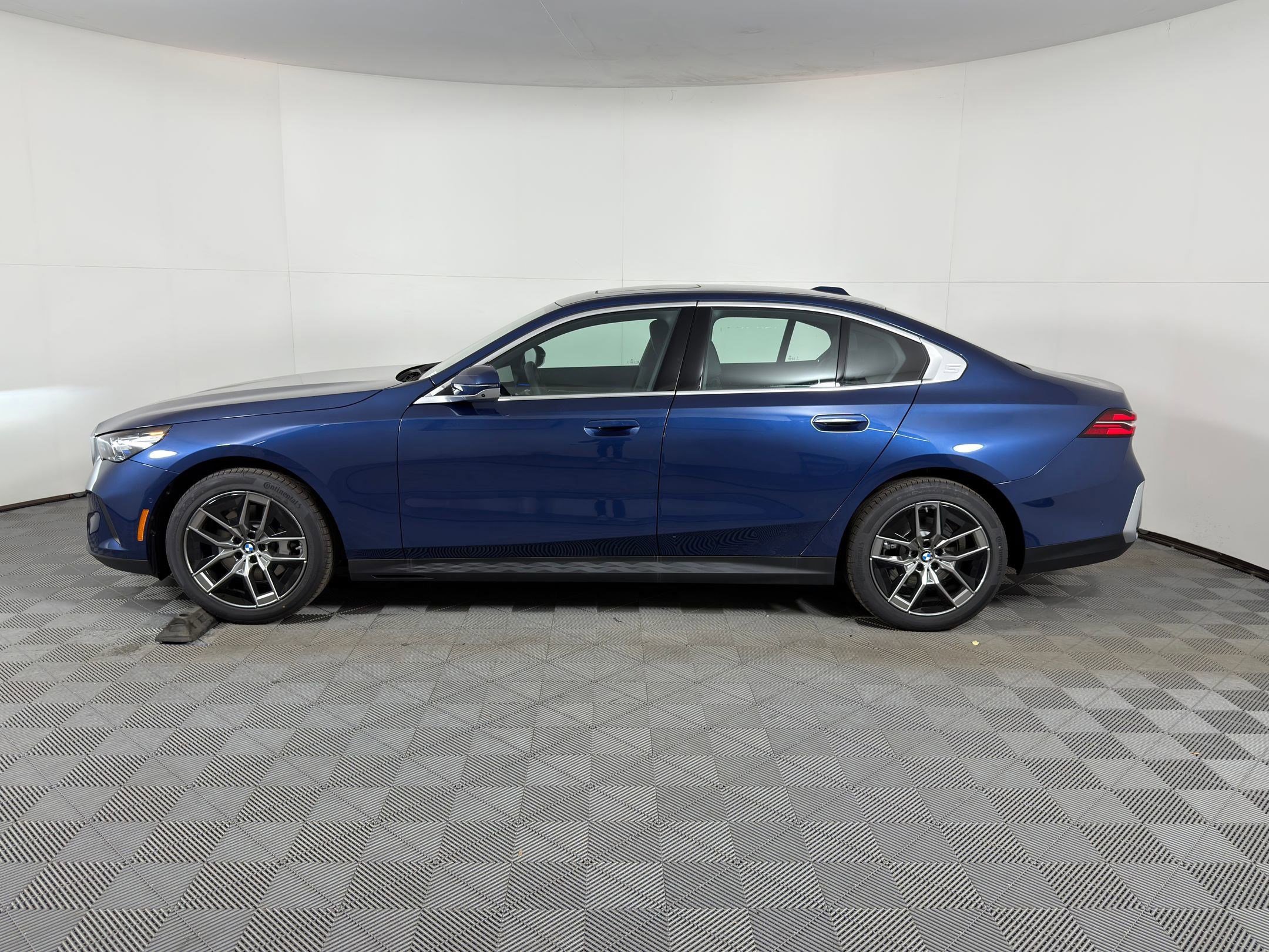 Used 2026 BMW 530i w/ Convenience Package RWD image 2
