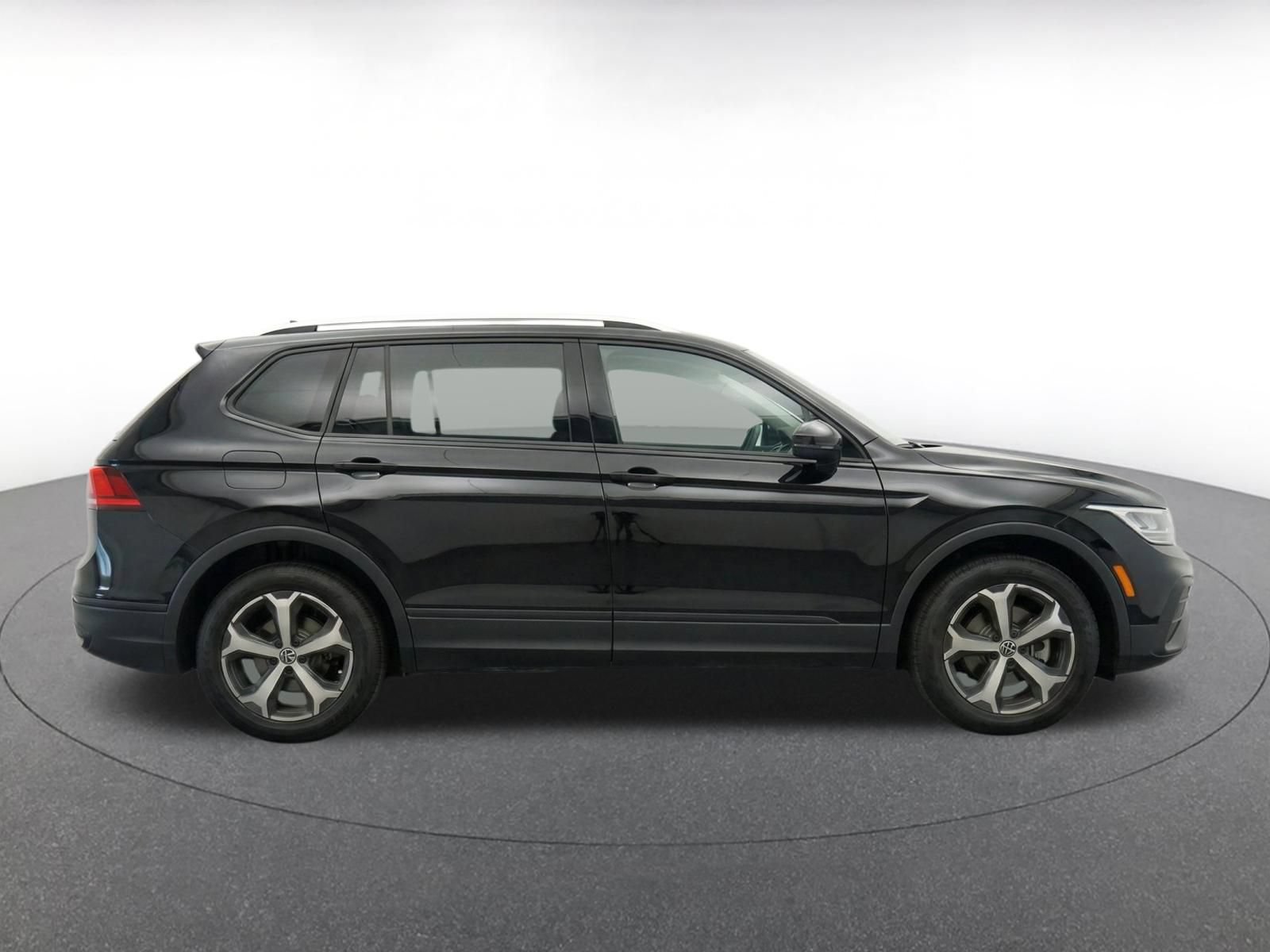 Used 2026 Volkswagen Tiguan SE AWD/4WD image 9