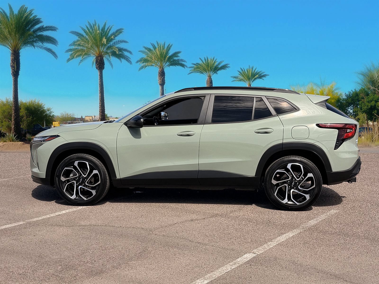 Used 2024 Chevrolet Trax RS w/ Sunroof Package FWD image 2