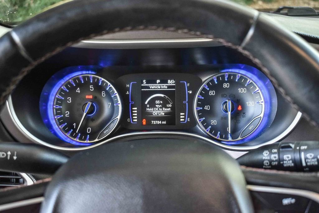 Used 2018 Chrysler Pacifica Touring-L image 21