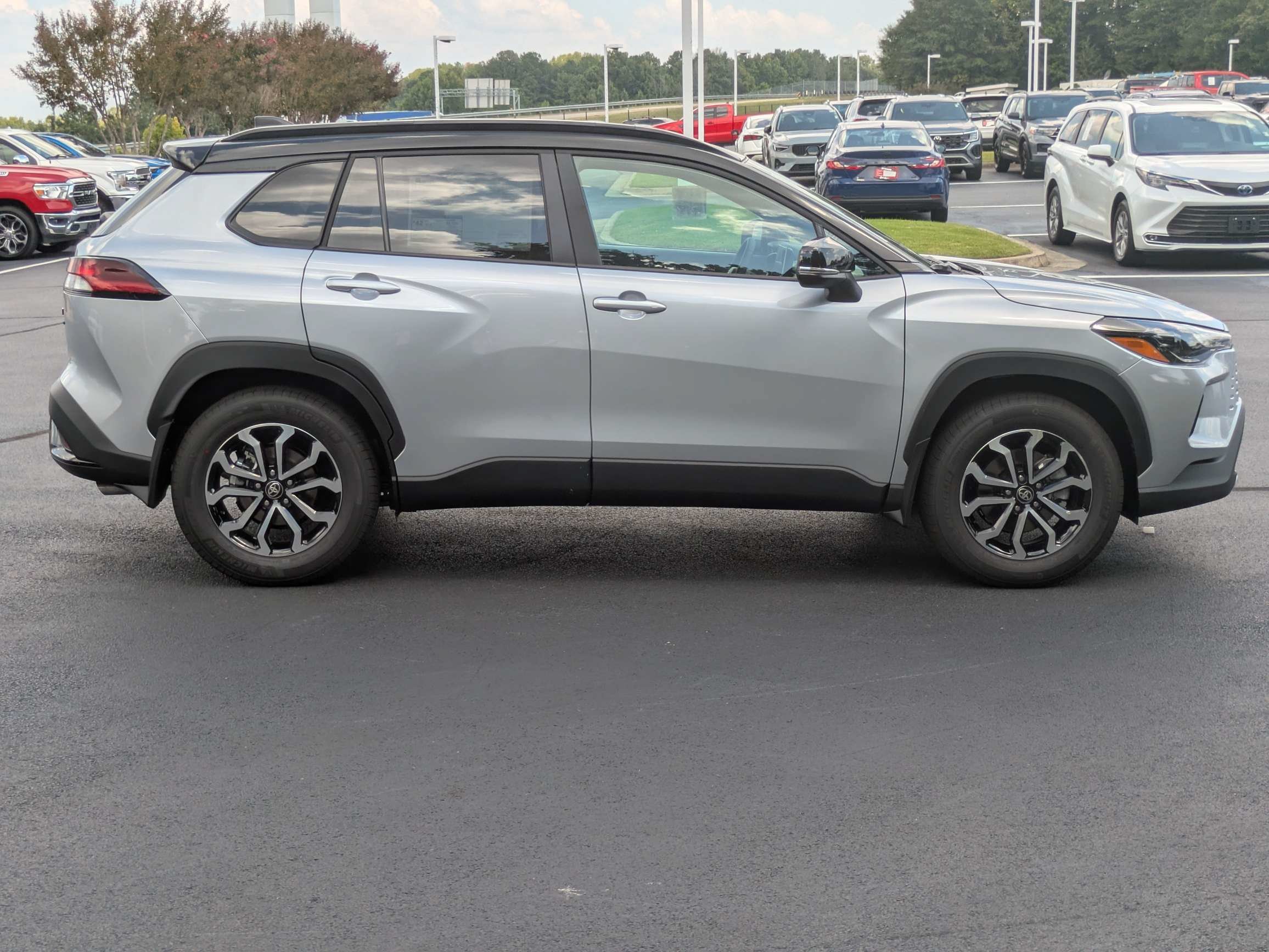 New 2026 Toyota Corolla Cross AWD Hybrid w/ Moonroof Package image 3