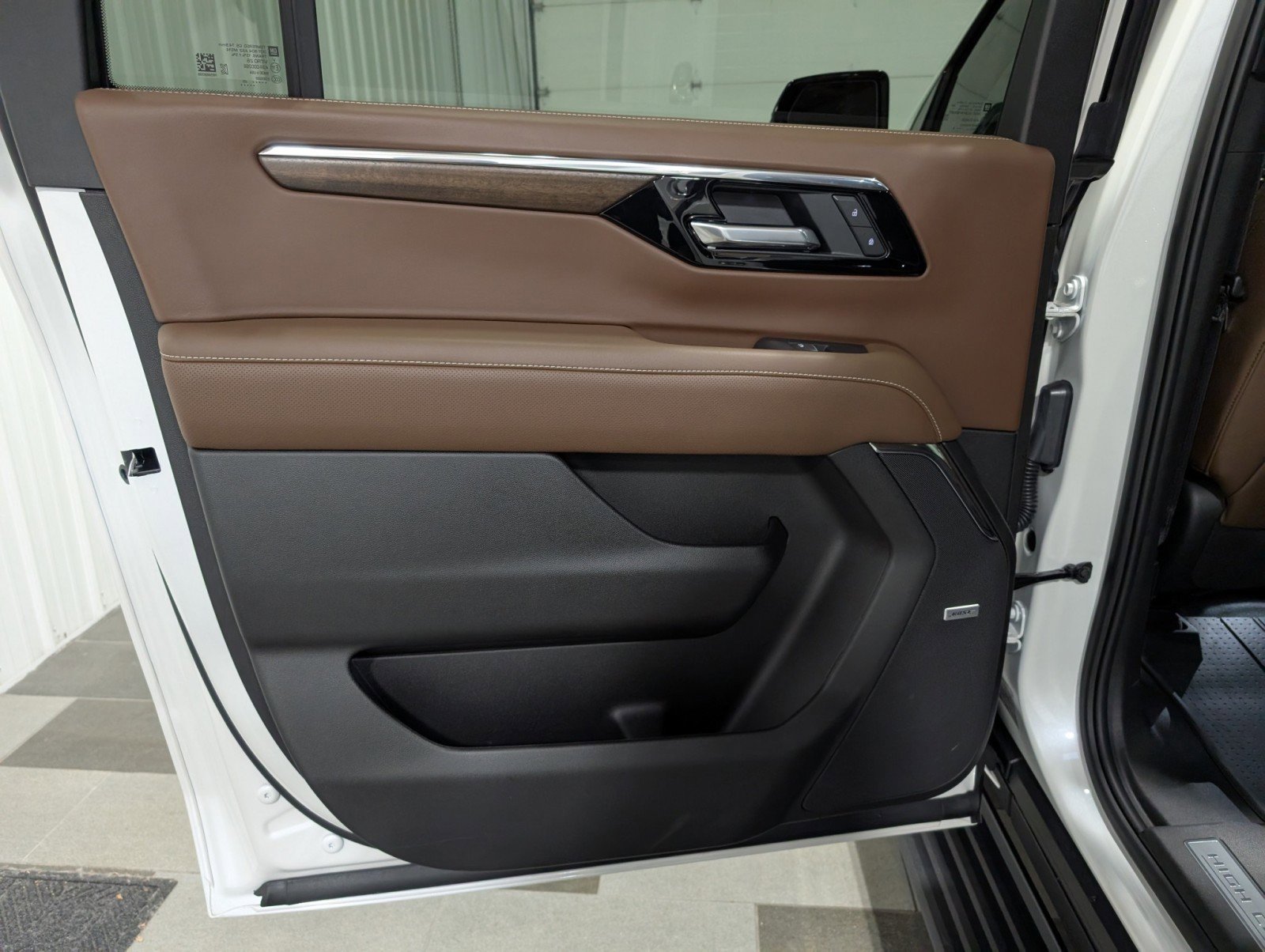 Used 2025 Chevrolet Suburban High Country image 8