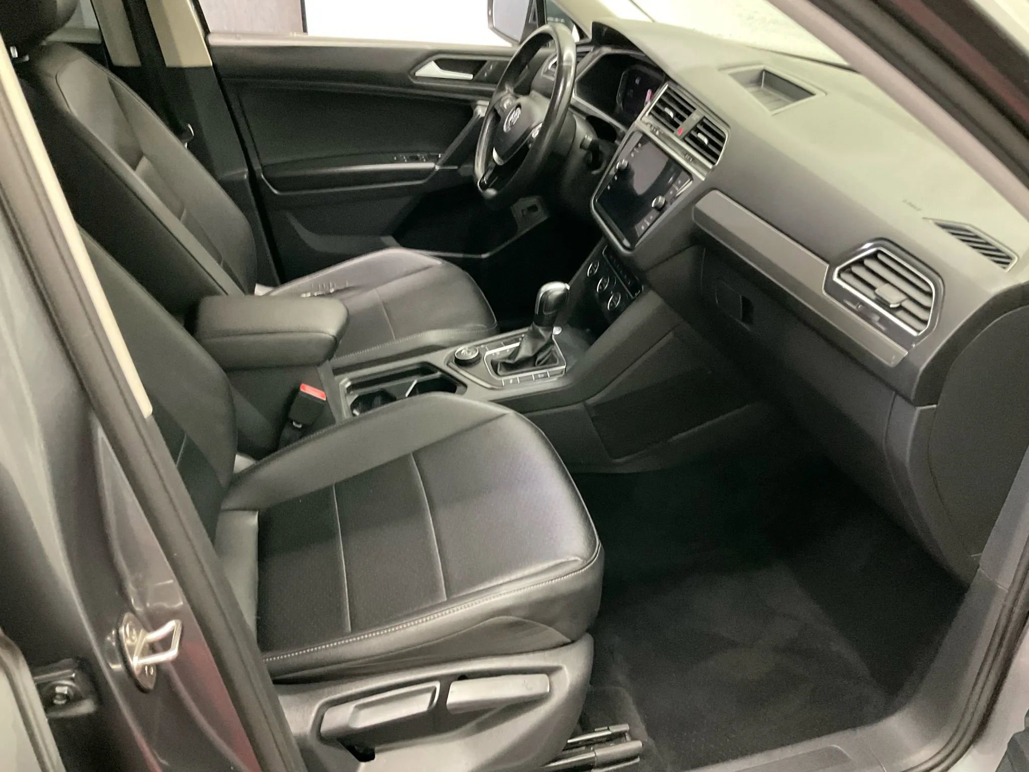 Used 2020 Volkswagen Tiguan SEL AWD/4WD image 7