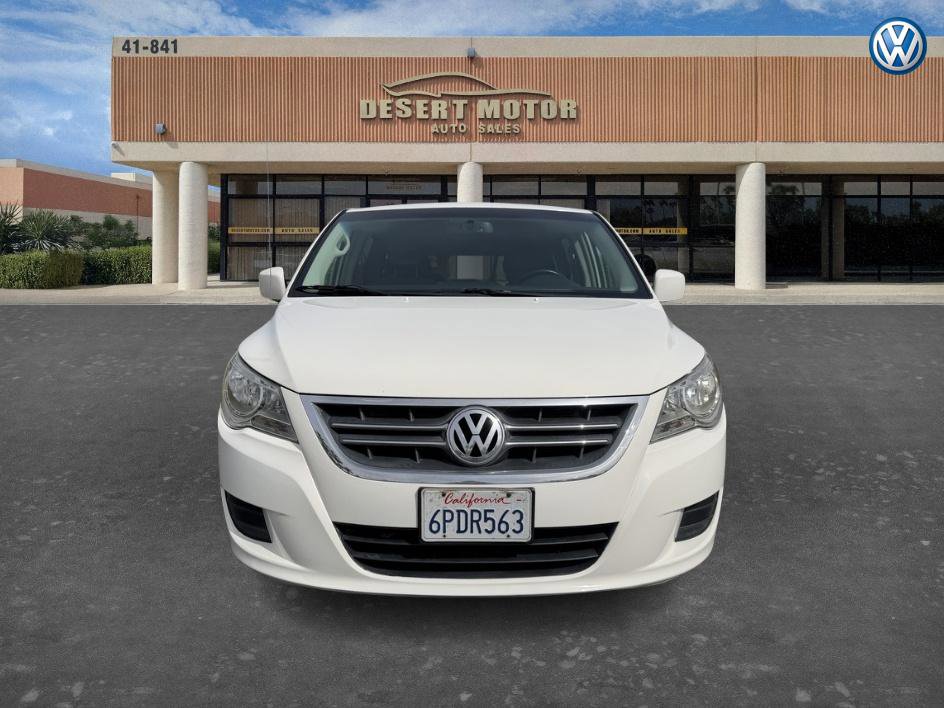 Used 2010 Volkswagen Routan SE FWD image 2
