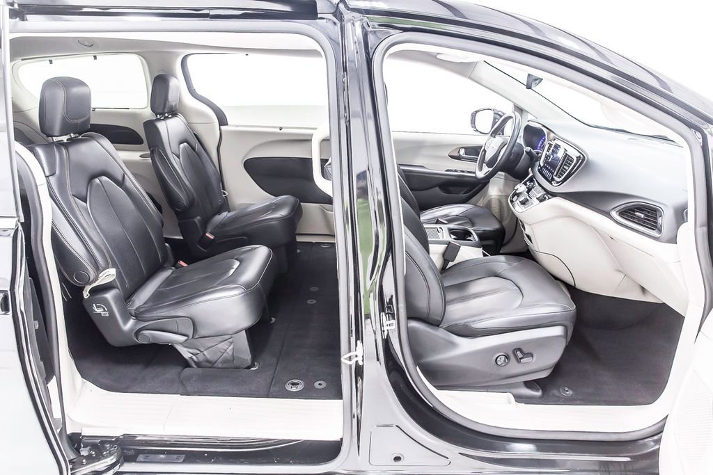 Used 2019 Chrysler Pacifica Touring-L Plus image 31
