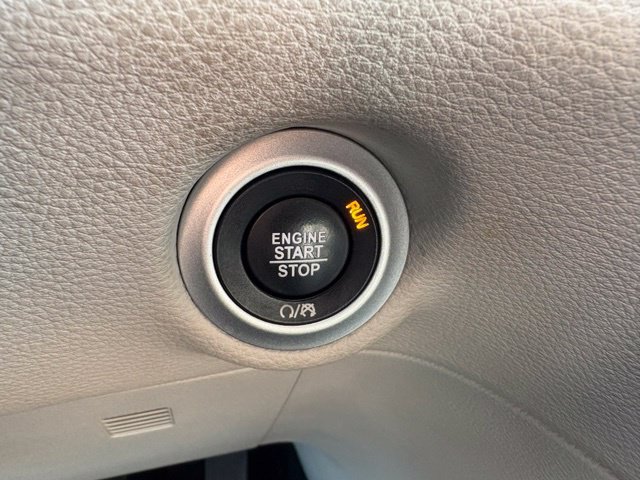 Used 2018 Chrysler Pacifica Limited w/ Advanced Safetytec Group FWD image 17