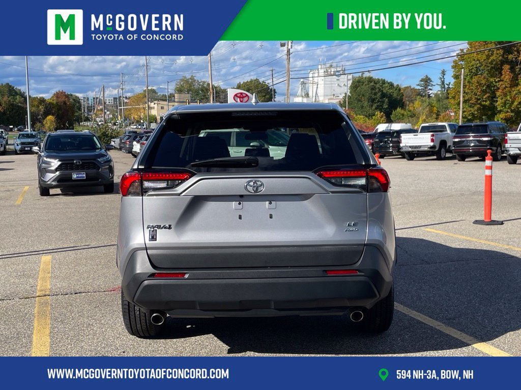 Used 2023 Toyota RAV4 LE AWD/4WD image 4