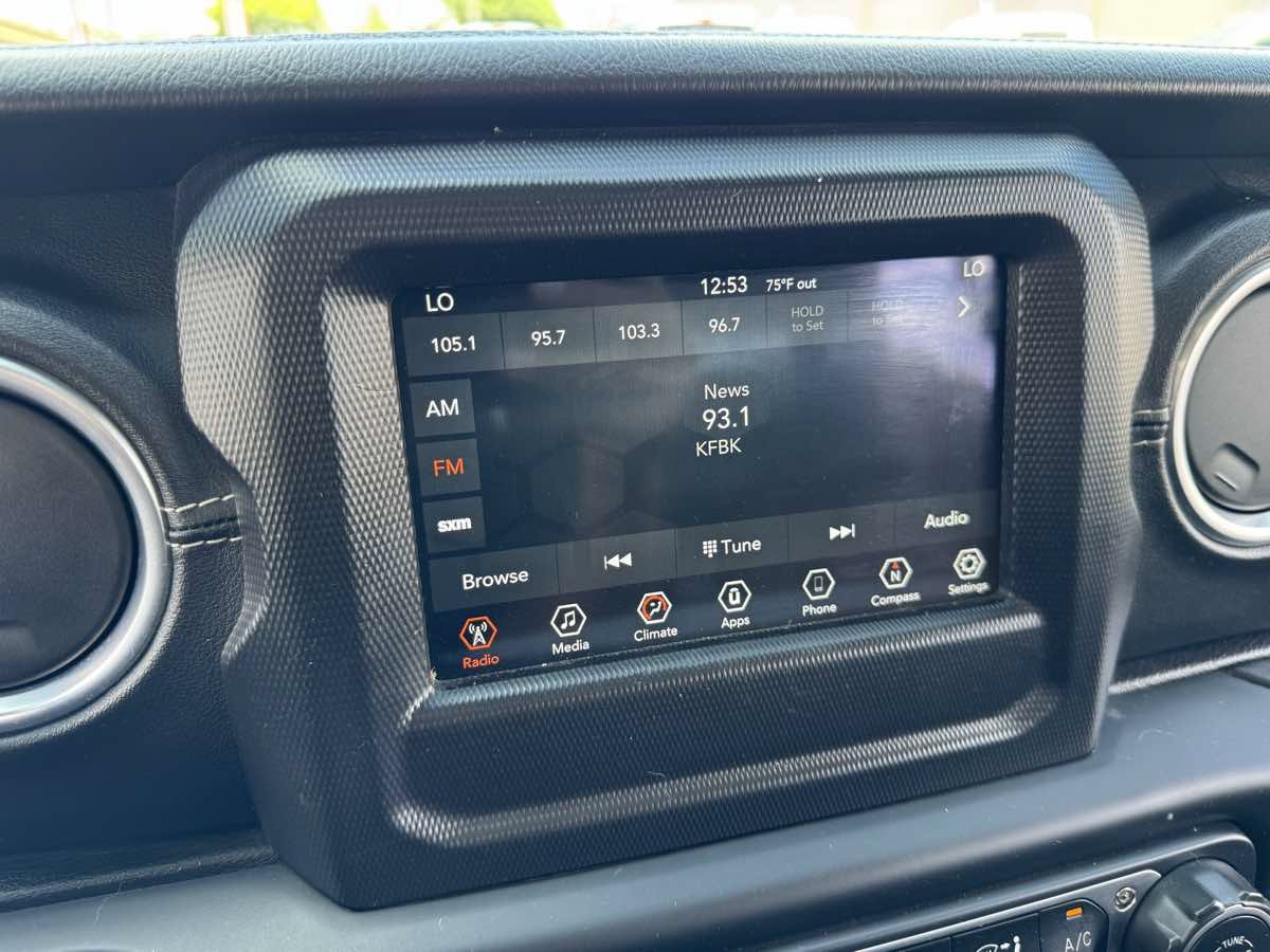 Used 2018 Jeep Wrangler Unlimited Sahara w/ LED Lighting Group AWD/4WD image 28