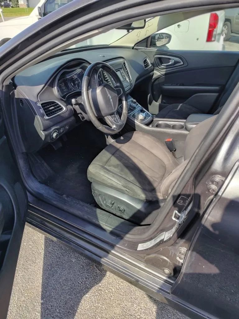 Used 2015 Chrysler 200 Limited w/ Convenience Group FWD image 4