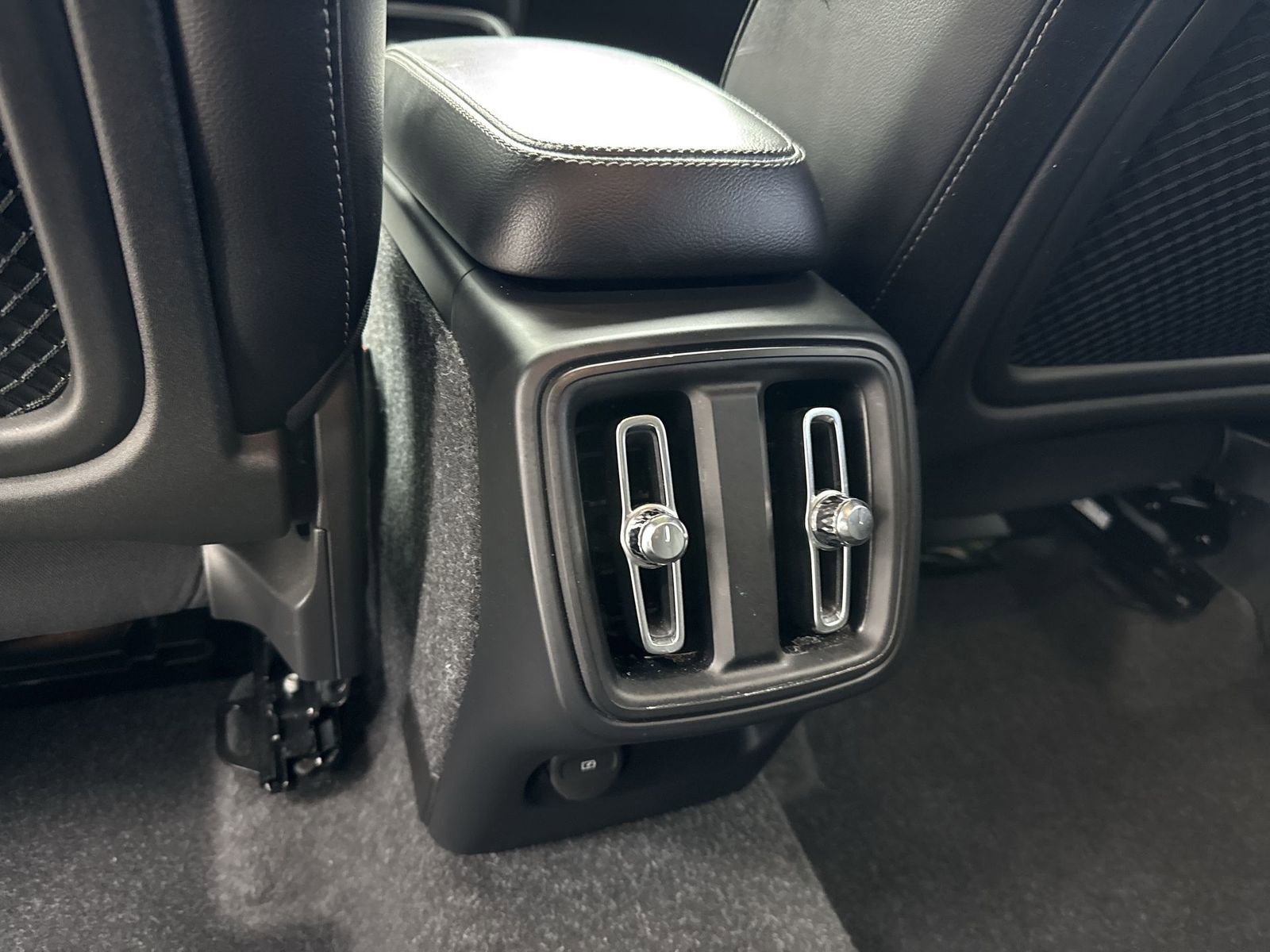 Used 2019 Volvo XC40 T5 Momentum image 29