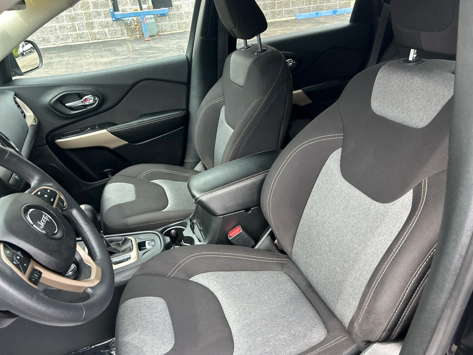 Used 2018 Jeep Cherokee Latitude w/ Safety Group AWD/4WD image 12