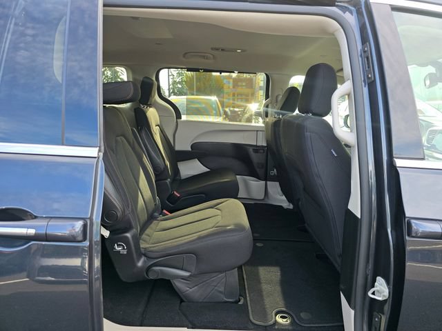 Used 2020 Chrysler Pacifica Touring w/ Advanced Safetytec Group FWD image 15