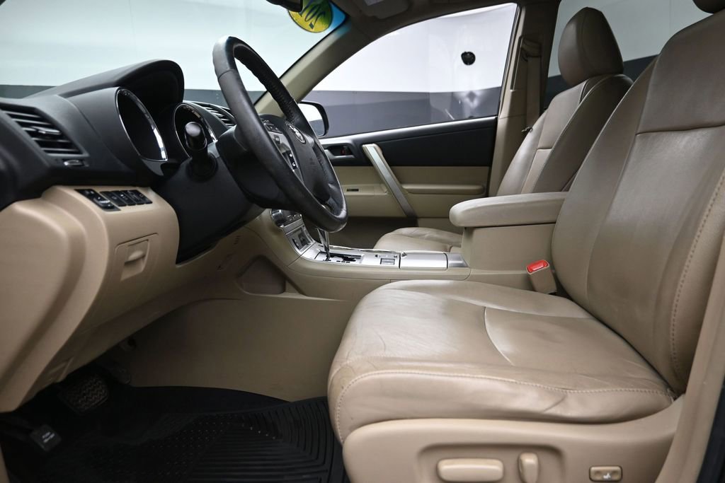 Used 2012 Toyota Highlander SE w/ Tow Pkg AWD/4WD image 16
