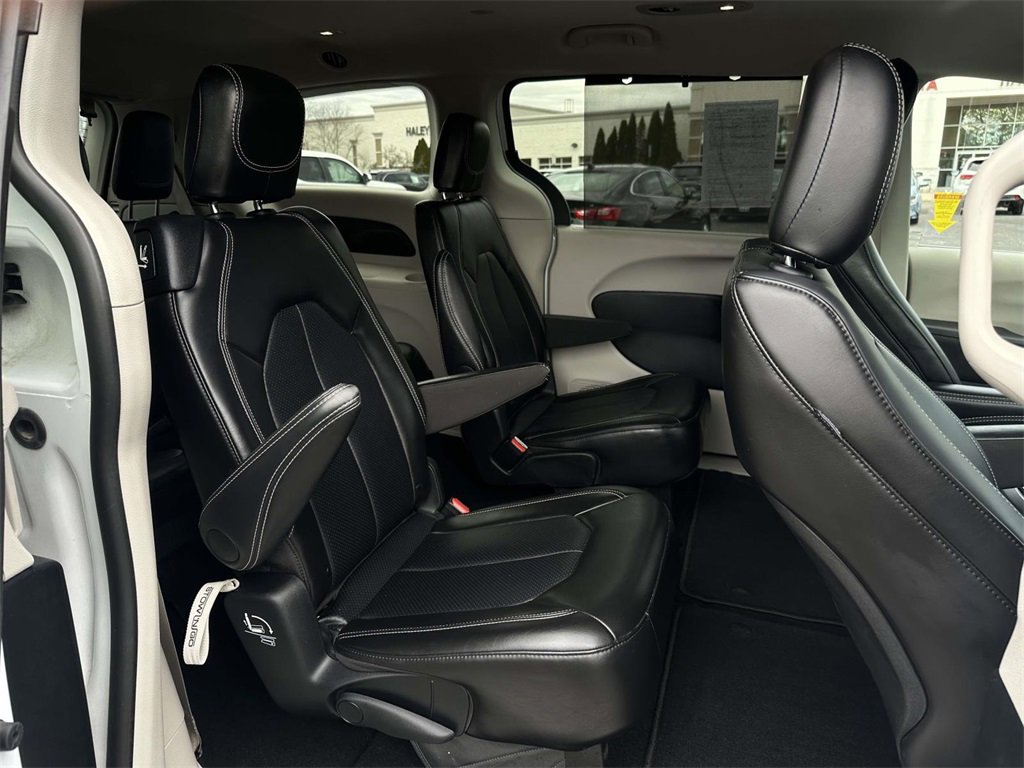 Used 2024 Chrysler Pacifica Touring-L image 13