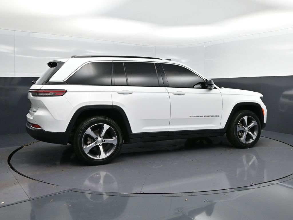Used 2024 Jeep Grand Cherokee Limited w/ Luxury Tech Group II image 8