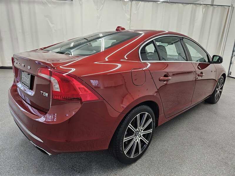 Used 2017 Volvo S60 T5 Inscription Platinum image 5