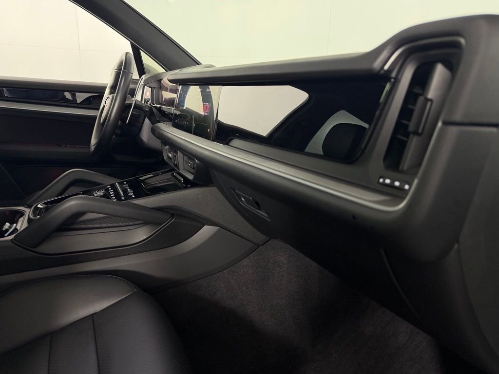 Used 2024 Porsche Cayenne image 31