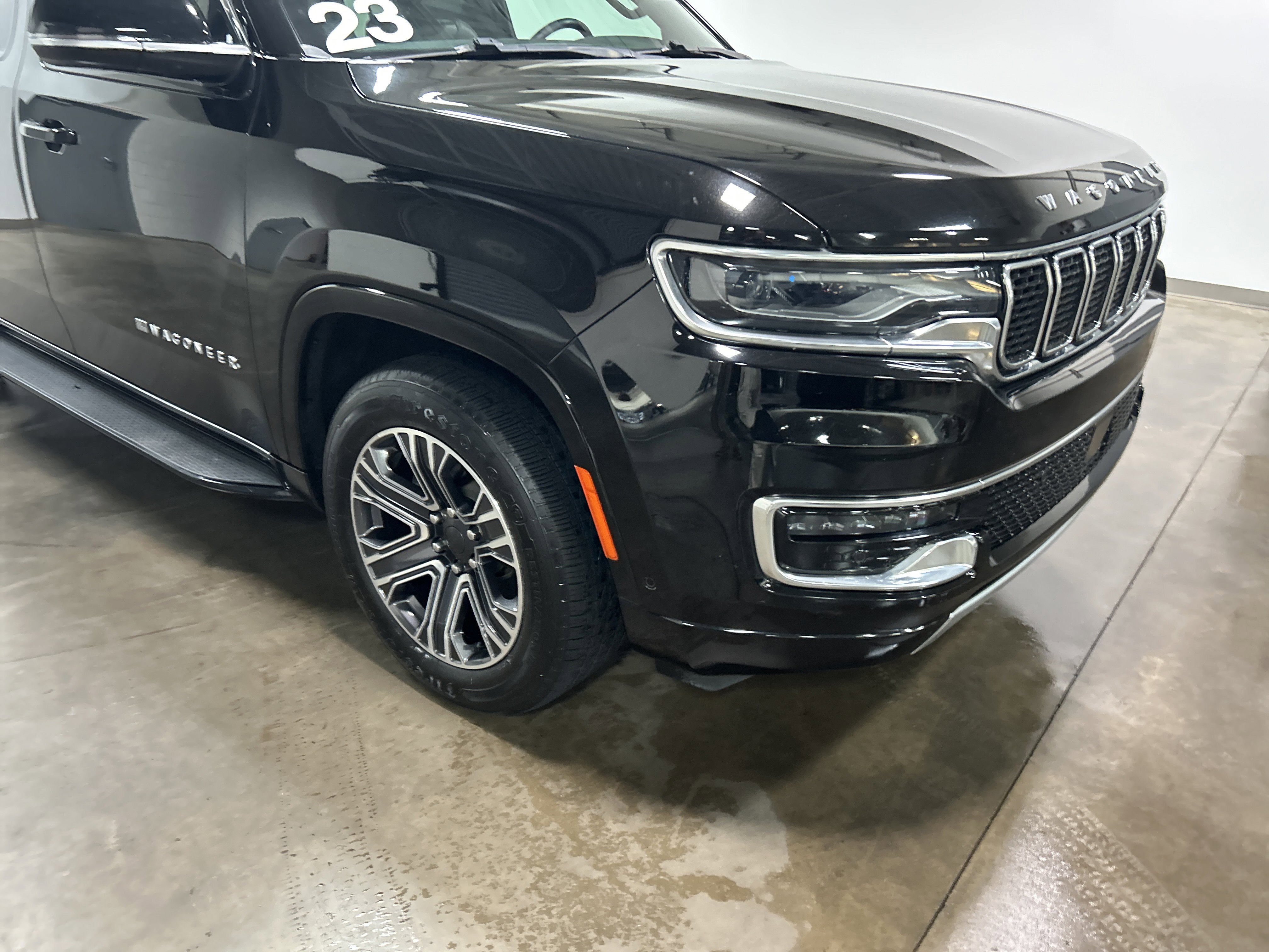 Used 2023 Jeep Wagoneer L Series II AWD/4WD image 38