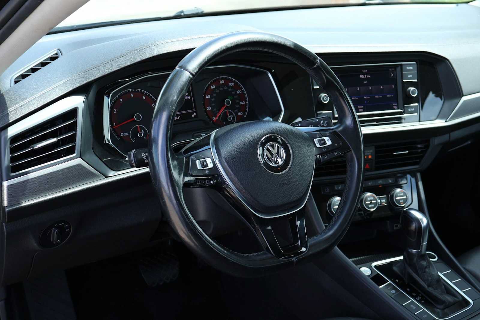 Used 2019 Volkswagen Jetta SE FWD image 2