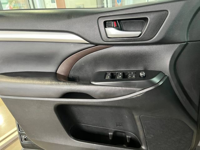 Used 2017 Toyota Highlander XLE w/ Carpet Mat Package image 15