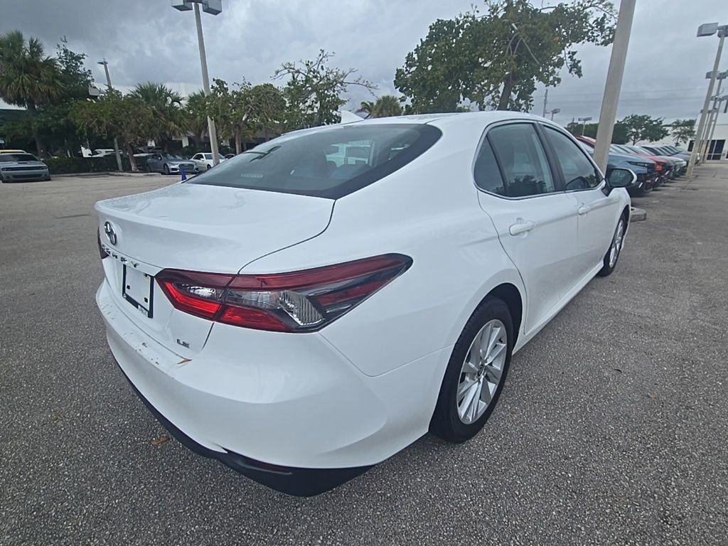 Used 2022 Toyota Camry LE image 5