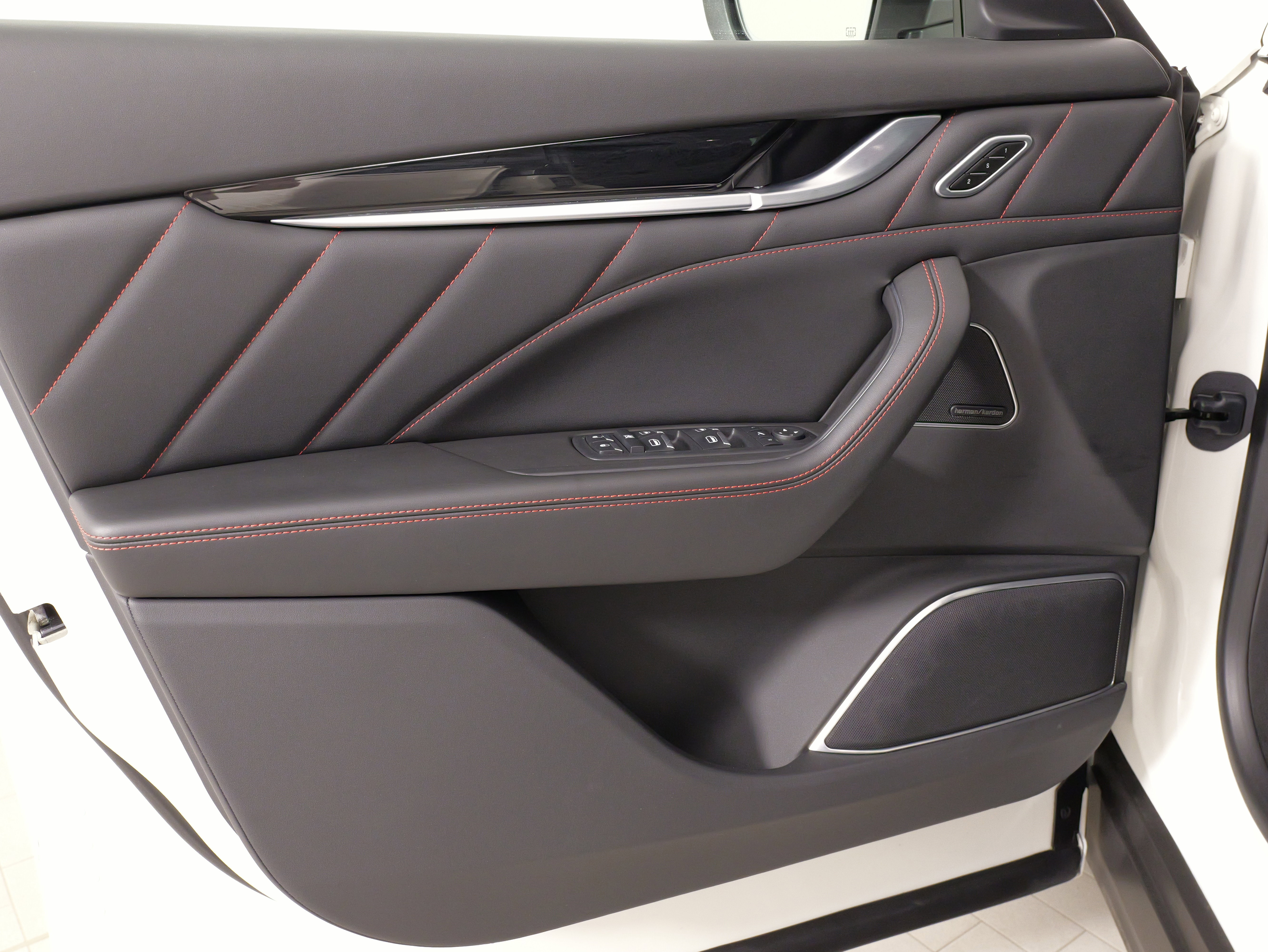 Used 2024 Maserati Levante GT Ultima image 26